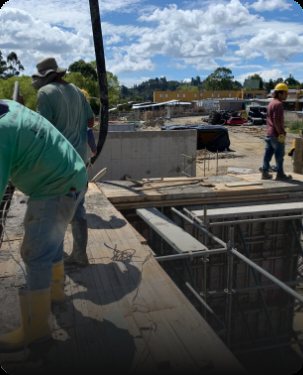 Cuadrilla trabajando concreto fluido